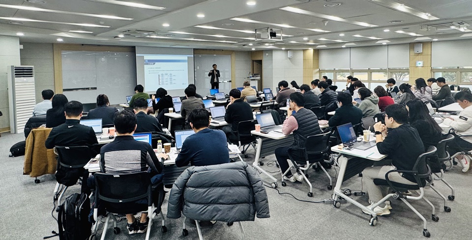 올해 전국에서 지역혁신중심 대학지원체계, 즉 라이즈가 본격 시행된 가운데 지난달 중앙라이즈센터가 지역 라이즈센터 실무진을 대상으로 라이즈 관련 교육을 진행하고 있다. (사진=중앙라이즈센터)