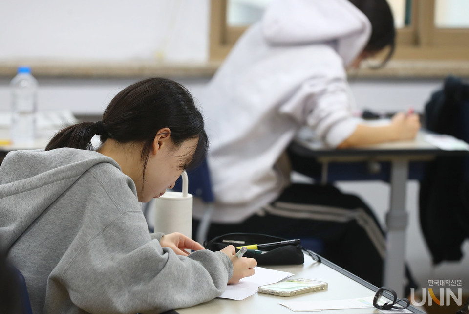 2025학년도 수능에서 한 수험생이 고사장에서 문제를 풀고 있다. (사진=한국대학신문B)