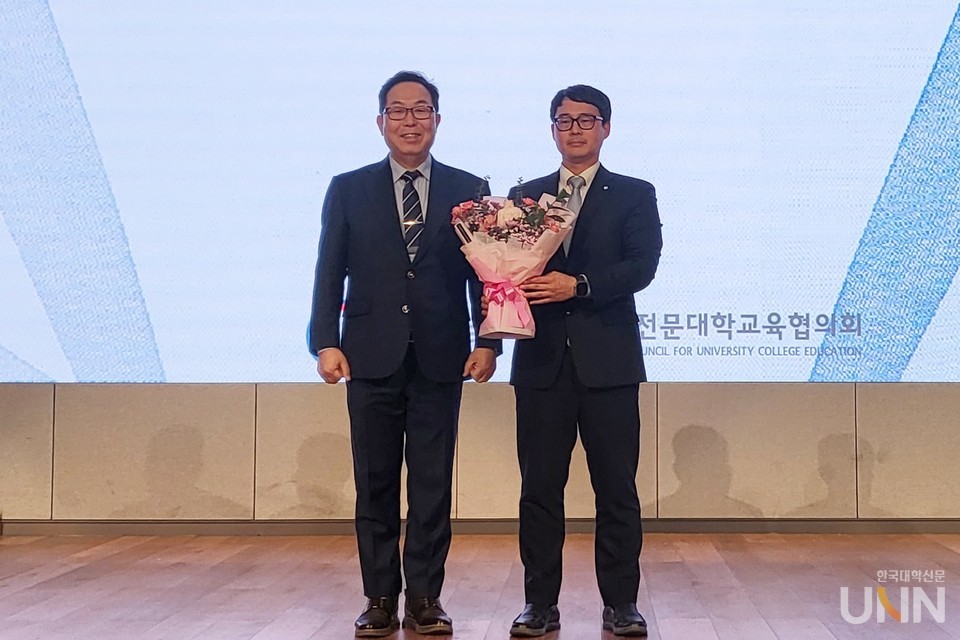 이상석 한국전문대학 산학협력처·단장협의회 전임회장(부산과학기술대 산학협력단장, 부총장, 사진 왼쪽)과 조덕현 신임회장(전주기전대 산학협력단장, 부총장)이 기념사진을 촬영하고 있다. (사진=주지영 기자)