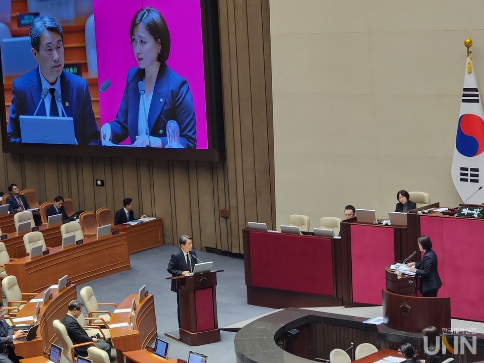 백승아 더불어민주당 의원이 14일 국회에서 열린 교육‧사회‧문화 분야 대정부 질문에서 이주호 부총리 겸 교육부 장관에게 '하늘이법'과 관련해 대책을 묻고 있다. (사진=백두산 기자)