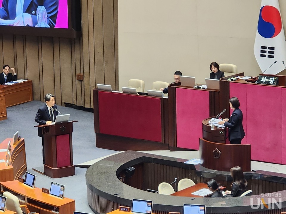 백승아 더불어민주당 의원이 14일 국회에서 열린 교육‧사회‧문화 분야 대정부 질문에서 이주호 부총리 겸 교육부 장관에게 '하늘이법'과 관련해 대책을 묻고 있다. (사진=백두산 기자)