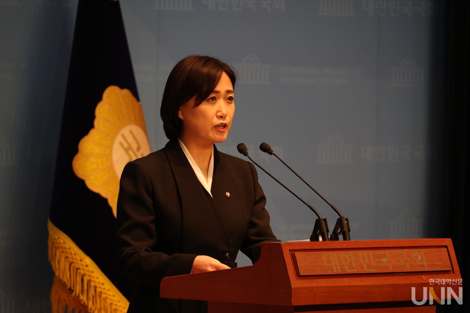 백승아 더불어민주당 교육특별위원회 위원장이 지난 16일 오후 서울 여의도 국회 소통관에서 기자회견을 열고 '하늘이법' 입법 방향에 대해 설명하고 있다. (사진=백승아 의원실)