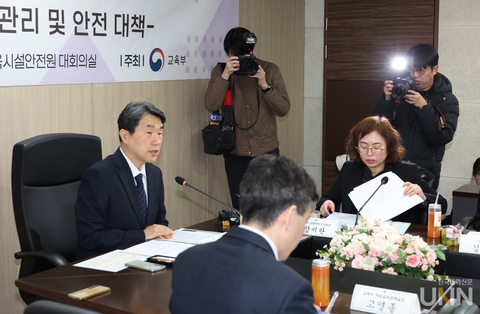 이주호 부총리 겸 교육부 장관이 지난 14일 열린 함께차담회에서 대전 초등학생 피살 사건과 관련해 학교 구성원 정신건강 관리 및 안전 대책을 설명하고 있다. (사진=교육부)