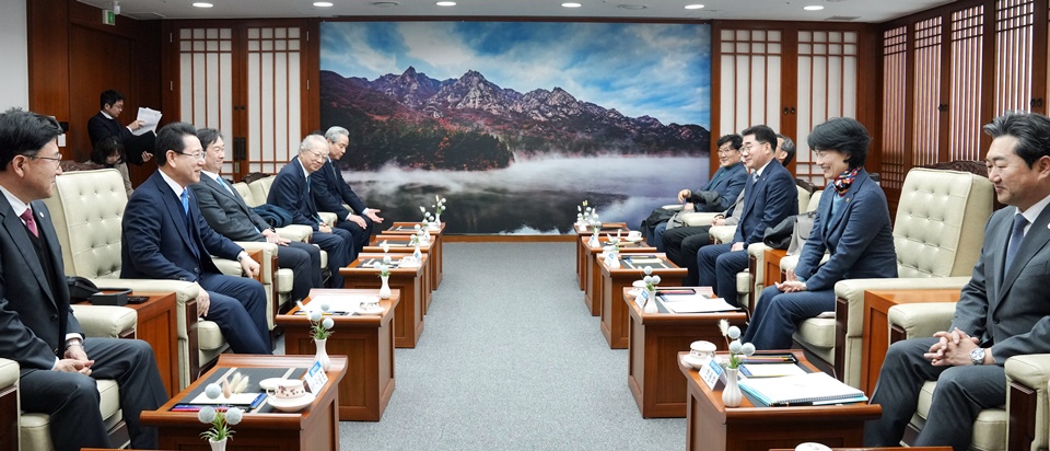 김영록 전남도지사가 지난 17일 도청 접견실에서 ‘2025년 제1회 전남라이즈위원회’ 참석자들과 환담을 나누고 있다. (사진=전남도)