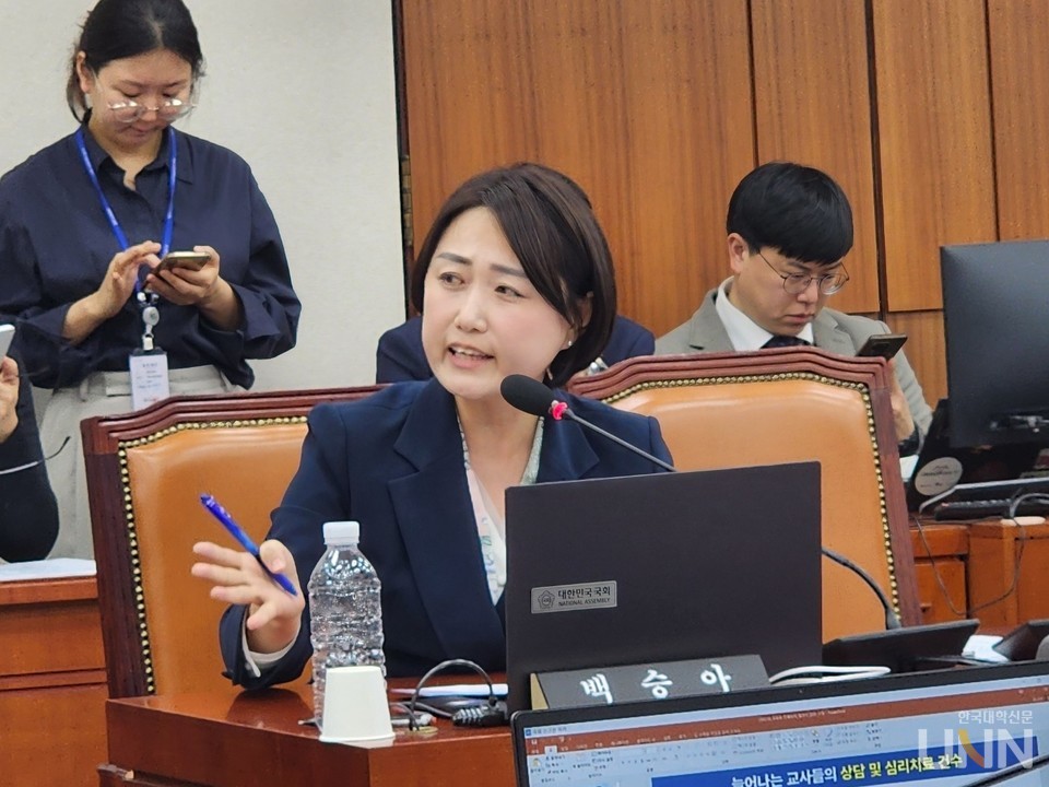 백승아 더불어민주당 의원이 18일 국회 본관에서 열린 국회 교육위원회 현안 질의에서 이주호 부총리 겸 교육부 장관에게 고(故) 김하늘 양 피살 사건 관련 교육부의 대책에 대해 질의하고 있다. (사진=백두산 기자)