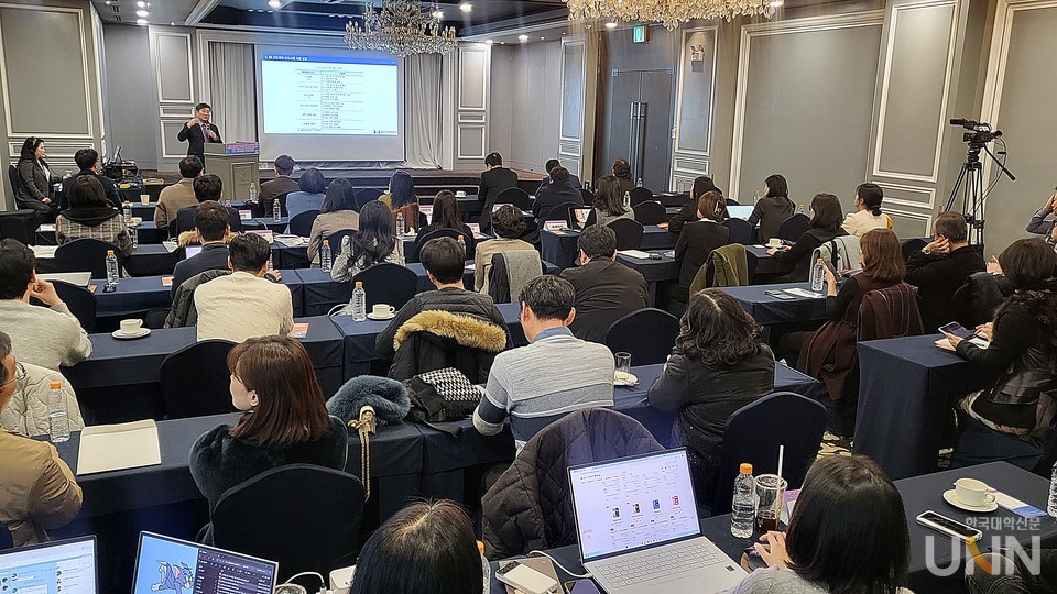 19일 여의도 켄싱턴 호텔에서 ‘AID 선도대학 컨소시엄 사업설명회·메타버시티 성과보고회’가 개최됐다. 강문상 한국고등직업교육학회장이 참석자를 대상으로  AID 선도대학 컨소시엄 사업 계획과 2024년 사업보고를 발표하고 있다. (사진=주지영 기자)