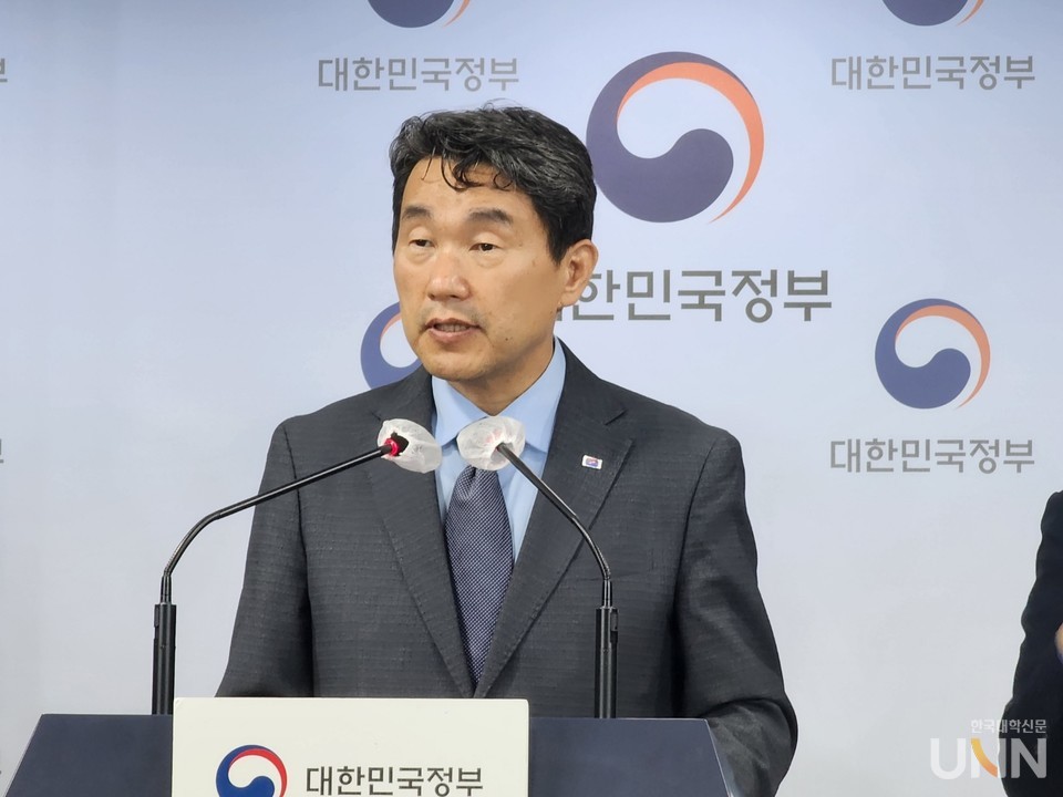 이주호 사회부총리 겸 교육부 장관이 ‘AI 디지털교과서 추진방안’을 발표하고 있다. (사진=한국대학신문DB)