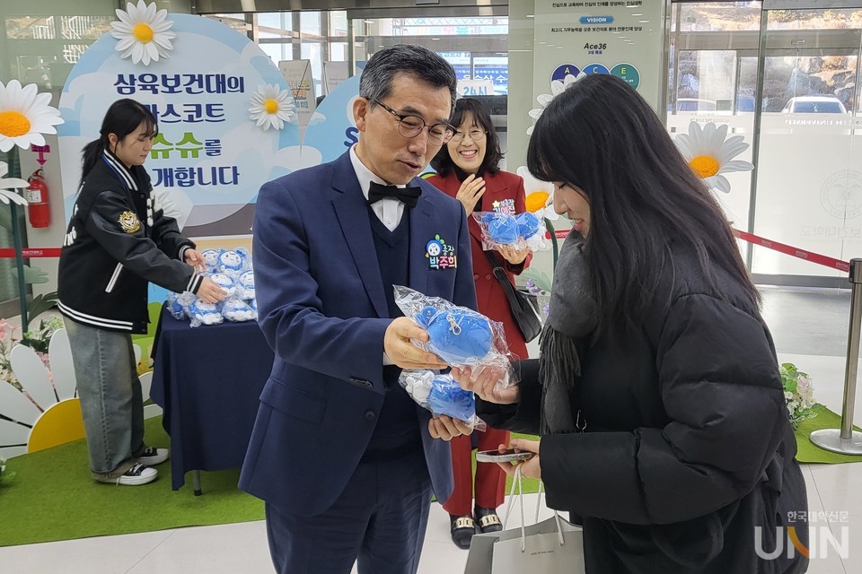 박주희 총장이 이날 비전세움에 참석하는 신입생들에게 직접 대학 마스코트 인형을 나눠주며 환영 인사를 전하고 있다. (사진=주지영 기자)