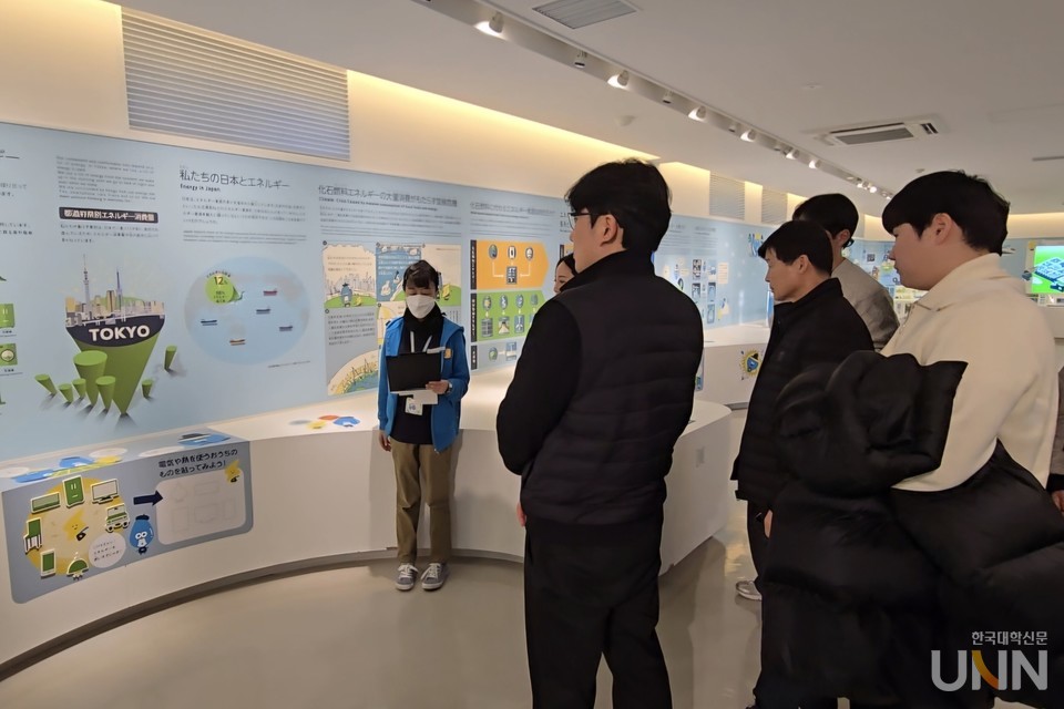 수소정보관 스이소미루에서 조선이공대 교수, 학생들이 일본 수소에너지 기술 등에 대해 듣고 있다. (사진=임연서 기자)