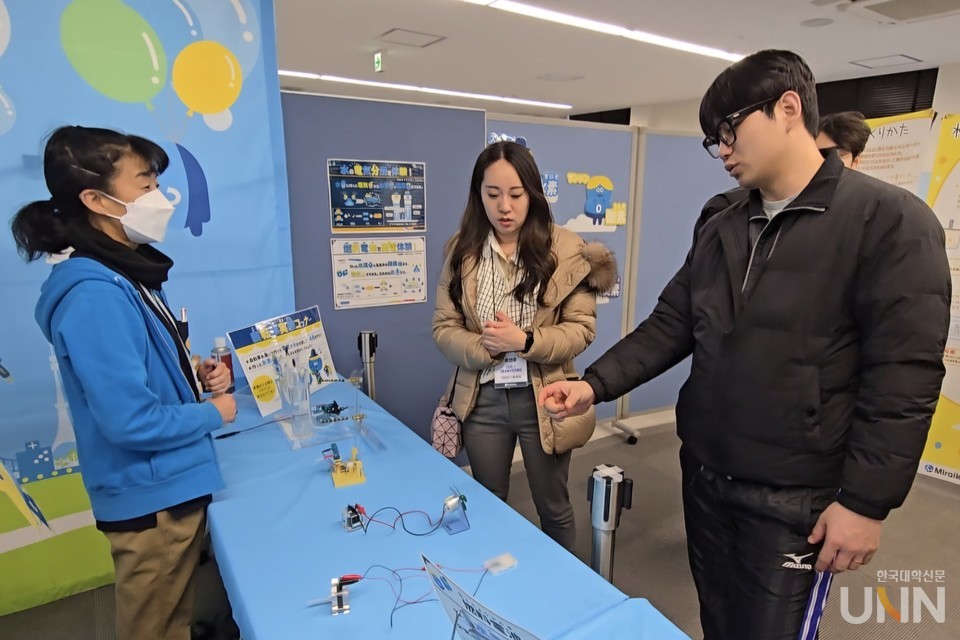 조선이공대 자동화시스템과 2학년에 올라가는 박건우 씨(사진 오른쪽)가 마츠모토 씨에게 질문하고 있다. (사진=임연서 기자)