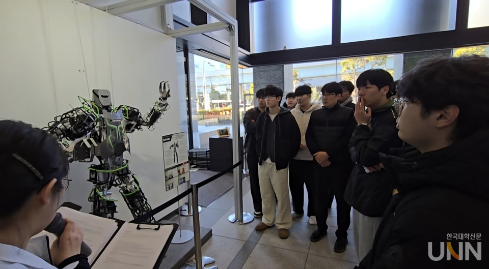 19일 방문한 가와사키로보스테이지에서 조선이공대 자동화시스템과 교수와 학생들이 휴머노이드 로봇 ‘칼레이도(Kaleido)’에 대한 설명을 듣고 있다. (사진=임연서 기자)
