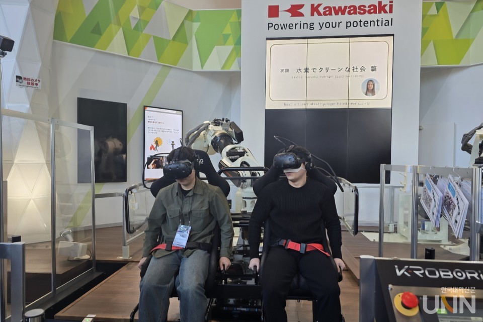 VR체험을 하는 학생들. (사진=임연서 기자)