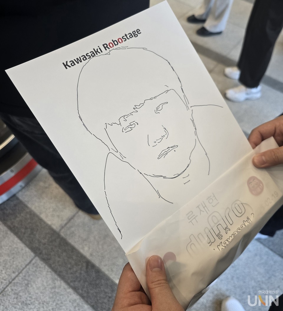 조선이공대 자동화시스템과 2학년에 올라가는 류재현 씨가 ‘duAro’가 그린 본인의 초상화를 보여주고 있다. (사진=임연서 기자)