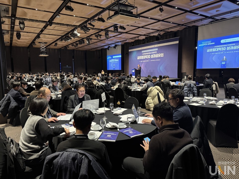 홍원화 한국연구재단 이사장이 지난 20일 ‘한달빛글로컬보건연합대학(대전보건대·대구보건대·광주보건대) 성과공유회’에서 축사를 전하고 있다. (사진=한달빛글로컬보건연합대학 제공)