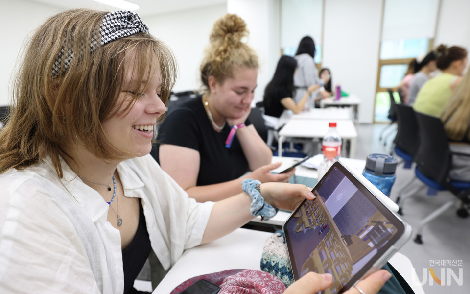 외국인 유학생들이명지대학교 가상캠퍼스 체험을 하고 있다.