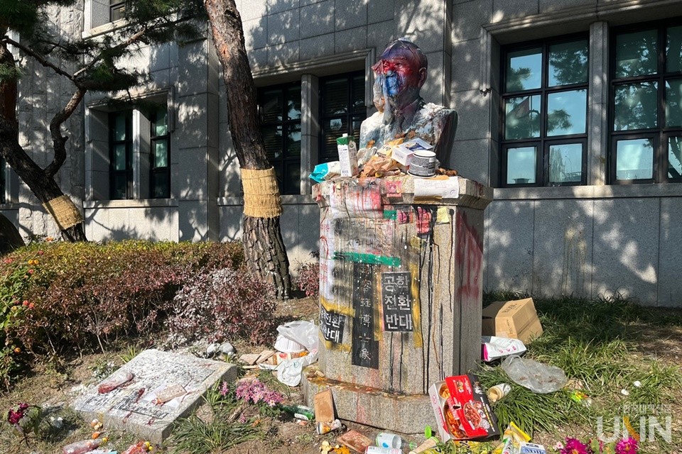 본관 앞에 설치된 고(故) 조용각 전 동덕학원 이사장 흉상이 각종 오물로 훼손돼 있다. (사진=한국대학신문DB)