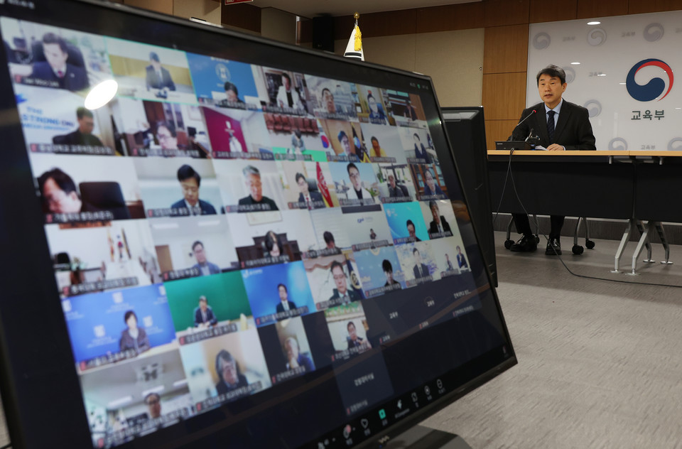 의대 총장들과 간담회를 갖고 있는 이주호 부총리. (사진=교육부)  