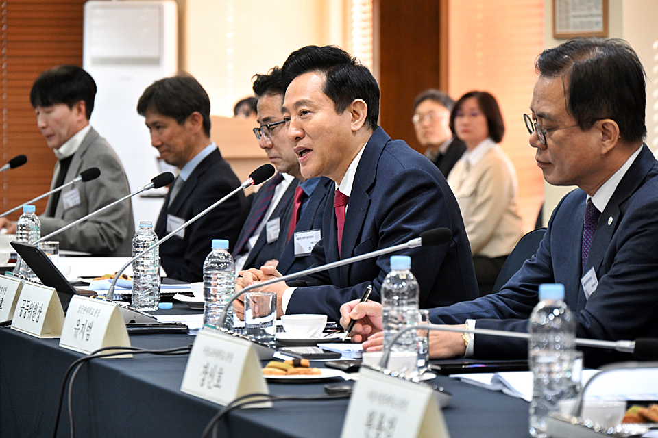 오세훈 시장이 지난 24일 한국프레센터 외신기자클럽에서 열린 ‘제1차 서울혁신대학지원위원회 회의’에서 인사말을 건네고 있다. (사진=서울시)