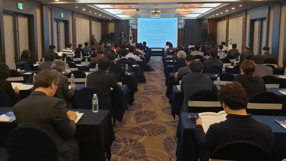 ​전국 대학 입학 부서의 수장들이 한 자리에 모여 교육부·대교협 등과 소통의 시간을 가졌다. 2022학년 대입 개편안은 물론이고 당장 내달 발표해야 하는 2021학년 대입전형 시행계획, 신청 마감이 얼마 남지 않은 고교교육 기여대학 지원사업 등 대입 '현안'에 대한 논의들이 폭넓게 이뤄졌다. (사진=박대호 기자)​