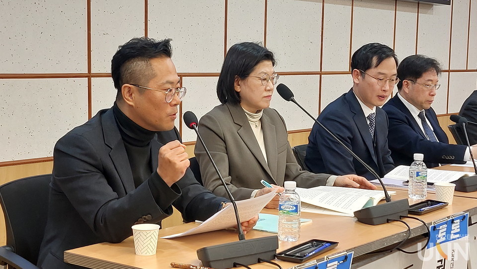 임진섭 국립안동대 아동사회복지학부 교수가 26일 국회의원회관에서 진행된 ‘고령친화대학과 K-UBRC 도입을 위한 입법·정책토론회’ 토론에서 발언하고 있다. (사진=임지연 기자)