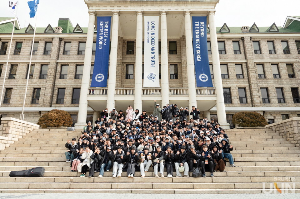 역사관 앞에서 사진을 찍는 신입생들.