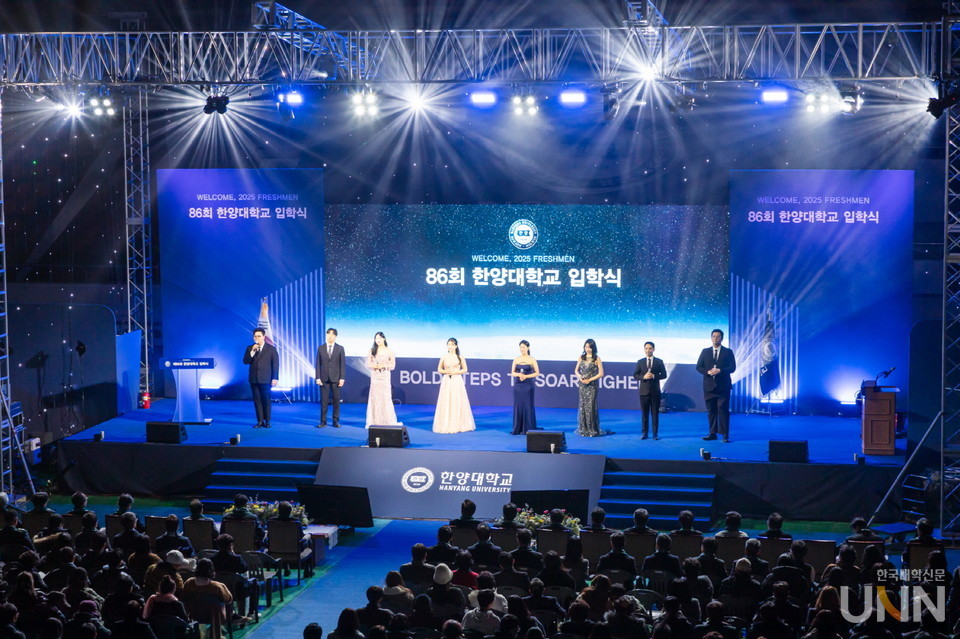 음악대학 중창단의 축하 무대.