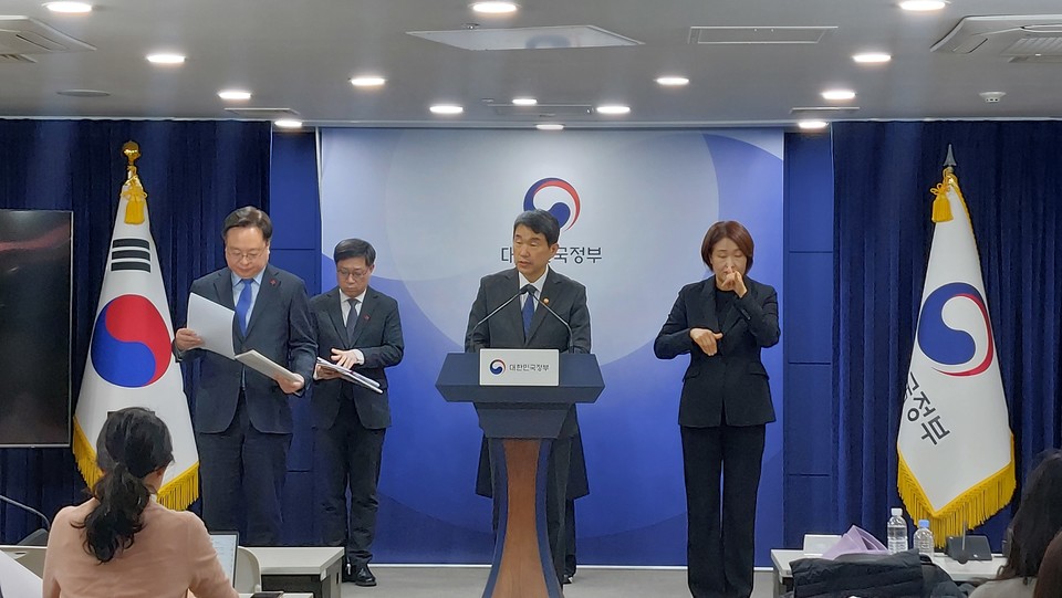 10일 정부서울청사에서 진행된 부총리-보건복지부장관 합동브리핑에서 이주호 부총리 겸 교육부장관이 기자의 질의에 답변하고 있다.(사진=임지연 기자)