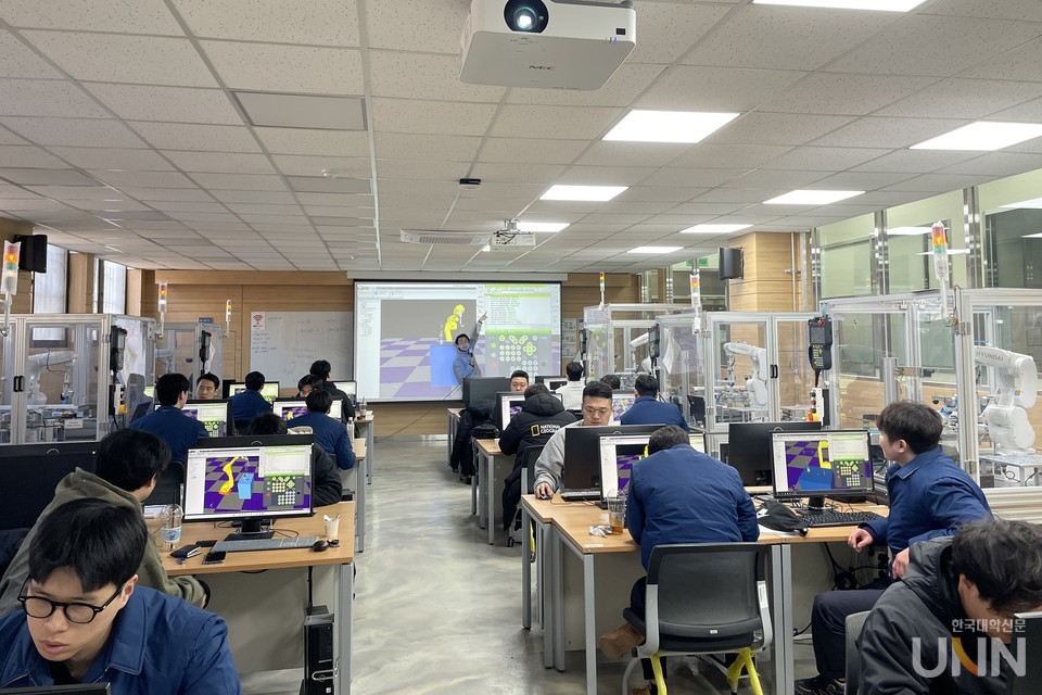 현대자동차 전문기술인력 재직자 산업용로봇교육 모습. (사진=울산과학대)