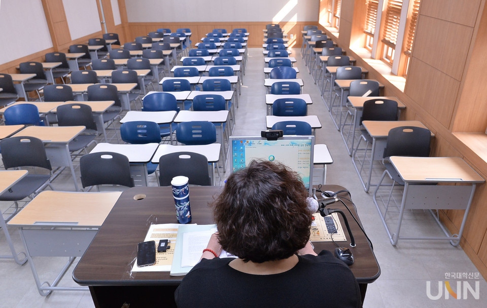 비대면 수업으로 대학에서 절대평가를 시행하면서 B학점 이상 취득하는 비율이 전년도보다 크게 증가한 것으로 나타났다. (사진=한국대학신문 DB)