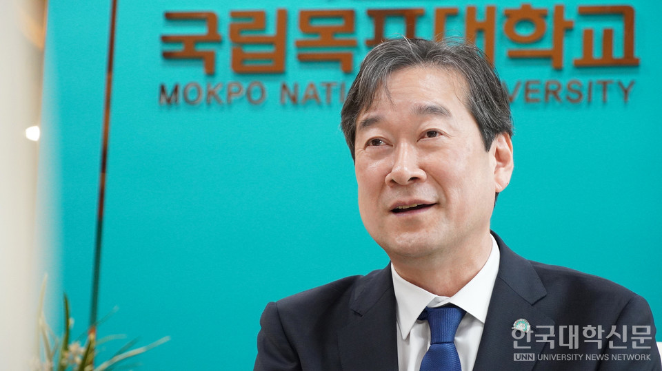 지난 5일 국립목포대 총장실에서 송하철 총장을 만났다. 송 총장은 학생이 만족하지 못하는 대학은 좋은 대학일 수가 없다며 학생 복지의 중요성을 강조했다. (사진=한명섭 기자)