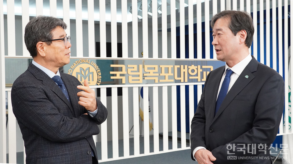 최용섭 본지 주필 겸 편집인과 송하철 총장(오른쪽)이 지역 대학이 나아가야 할 비전에 대해 이야기를 나누고 있다. (사진=한명섭 기자)