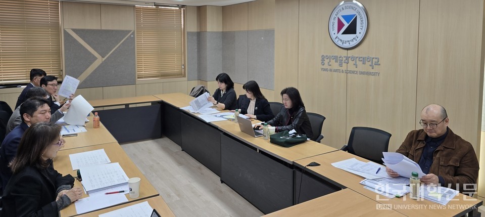 6일 용인예술과학대 본관 2층 소회의실에서 경기도 지역혁신 중심 대학지원체계(RISE, 라이즈) 사업 과제 중 ‘평생직업교육 거점형(유형3)’에 컨소시엄을 구성해 참여하는 경기 동남부 전문대학 6개교 라이즈 실무 담당자들이 모여 회의를 진행했다. (사진=임연서 기자)