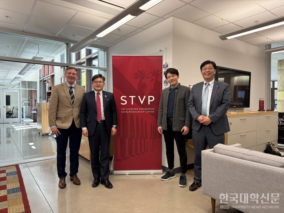 한국에너지공과대학교 박진호 총장직무대행(왼쪽 두 번째)은 지난 26일(현지 시각) 스탠포드대학교를 방문해 한국스탠포드센터 및 스탠포드 기술벤처 프로그램 책임자인 마이클 레펙(왼쪽 첫 번째)교수와 연구 및 교육 협력을 논의했다.--