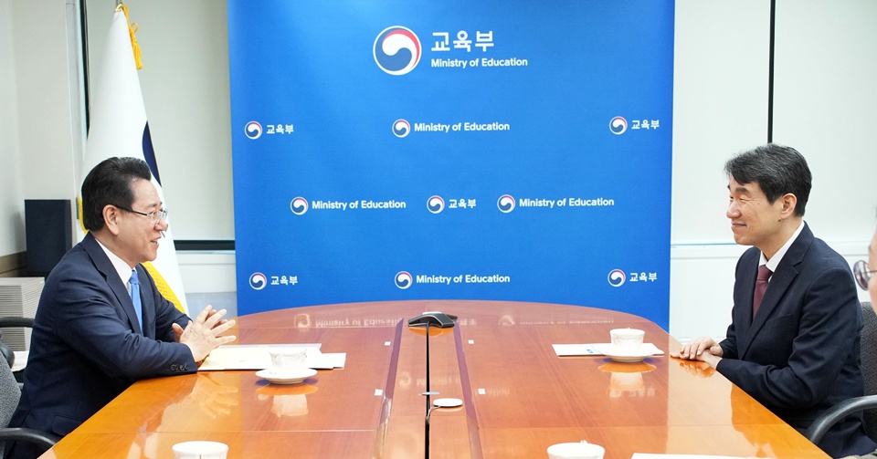 김영록 전남지사(왼쪽)와 이주호 부총리가 전남도 국립의대 신설 관련 협의를 이어가고 있다. (사진=전남도)