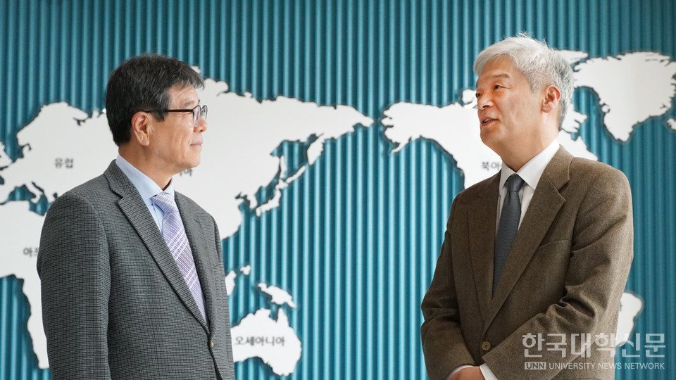 최용섭 본지 주필 겸 편집인과 한상신 국립국제교육원장(오른쪽)이 지난 6일 경기 성남시에 있는 국립국제교육원에서 글로벌 인재에 대한 의견을 나누고 있다. (사진=한명섭 기자)