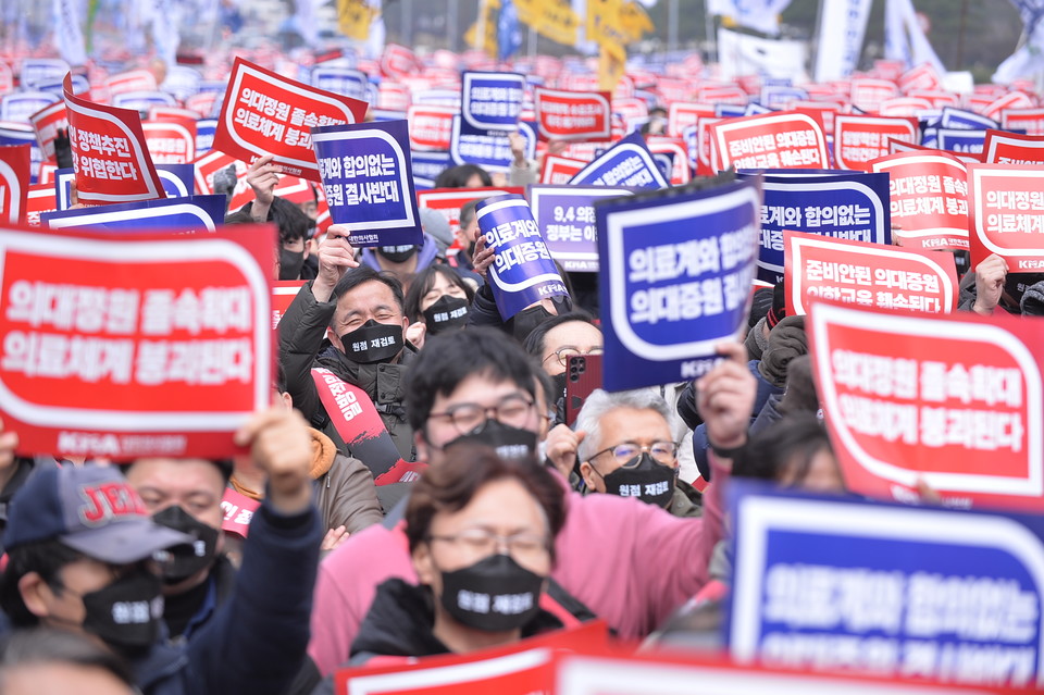 서울대 의대·서울대병원 교수들이 일부 의대생들의 복귀 움직임을 비난하고 있는 의대생·전공의들에게 “내가 알던 제자, 후배 맞냐”며 강도 높게 비판한 가운데, 사직 전공의 대표인 박단 대한의사협회 부회장이 “교수라 불릴 자격도 없는 분들의 위선 실토이자 자백”이라고 반박하며 첨예한 대립을 이어가고 있다. (사진=한국대학신문 DB) 