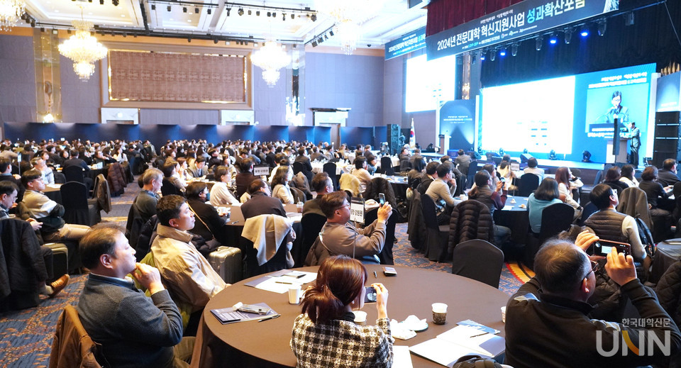 21일 대구 인터불고 호텔에서 진행된 ‘2024년 전문대학 혁신지원사업 성과확산포럼’ 참석자들이 정회승 충북보건과학대 기획부총장(전(前) 전문대학혁신지원사업발전협의회장)의 ‘전문대학 혁신지원사업(3주기) 기획 연구’ 중간결과 발표·의견 수렴에 대한 정책연구 발표를 듣고 있다. (사진=한명섭 기자)