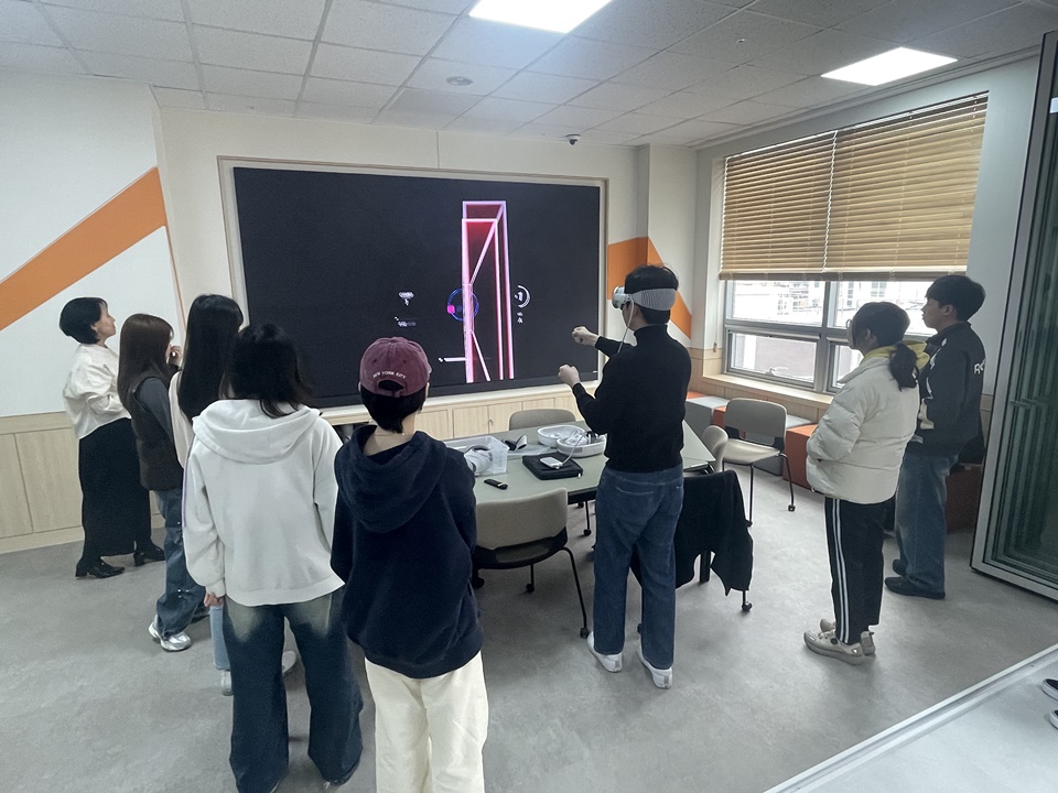 재학생들이 대학혁신지원사업의 일환으로 교내 큐빅3 강의실에서 VR 체험을 하고 있다. (사진=추계예대)