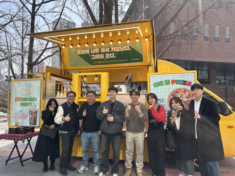 대학혁신지원사업 신입생 밀착 지원 동아리 ‘추비즘(Chubism)’ 회원들과 임상혁 총장이 커피차 앞에서 포즈를 취하고 있다. (사진=추계예대)