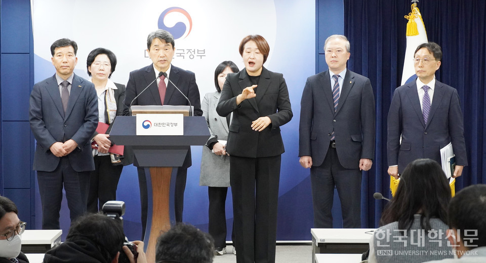 이주호 부총리 겸 교육부 장관이 7일 진행된 ‘학생 복귀 및 의대 교육 정상화 관련 발표’ 브리핑에서 3월까지 의대생 전원이 복귀한다는 조건으로 의대 총장‧학장들이 건의한 ‘2026학년도 의대 모집인원 3058명 동결’을 수용하기도 했다고 전하고 있다. (사진=한명섭 기자)