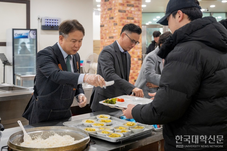 이동현 총장이 학생들에게 배식을 하고 있다.