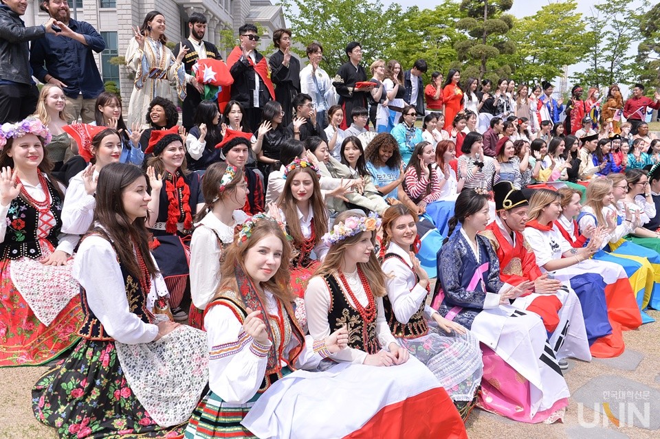 우수 유학생을 유치하기 위해서는 양적 확대뿐 아니라 질적 확대를 위한 취업·정주 여건 마련이 필요하다는 주장이 나왔다. 특히 이를 위한 프로그램 개발 등은 물론, 정부부처 간의 협업과 유학생 유치 촉진을 위한 범부처적인 컨트롤타워 역할을 수행할 전담기구 신설이 필요하다는 제언이다. (사진=한국대학신문 DB)