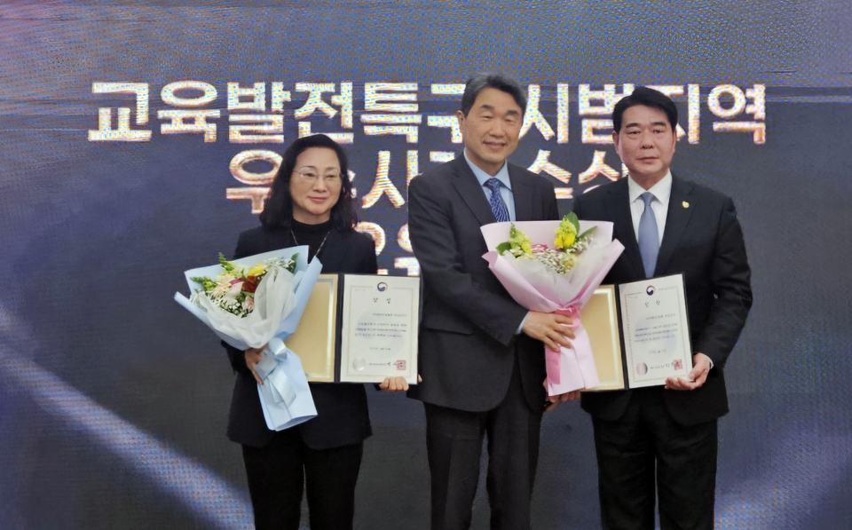 부산시가 교육부 주관 교육발전특구 시범사업에서 우수지자체로 선정된 가운데, 이주호 부총리(가운데)와 부산시·부산시교육청 관계자들이 기념 촬영에 나서고 있다. (사진=부산시)