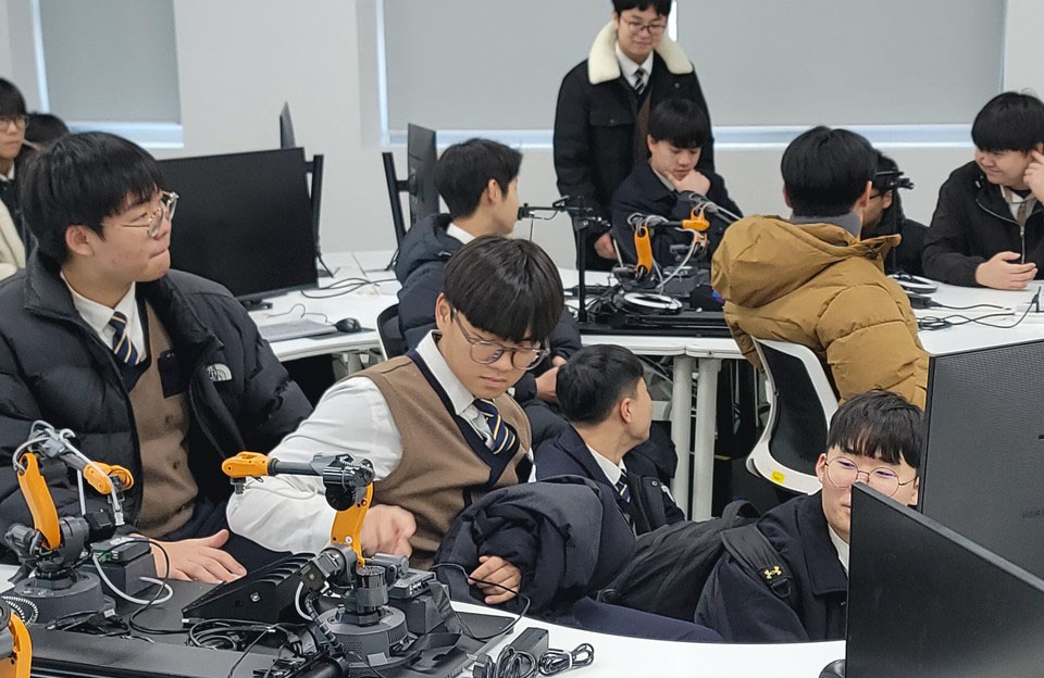 동아마이스터고 학생들이 한국기술교육대 산학협력 시설을 투어하고 있는 모습. (사진=한국기술교육대)