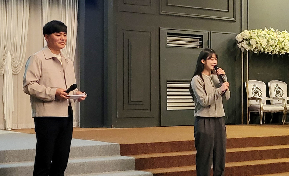 하진솔 양산시청 소통담당관 홍보 주무관(오른쪽)과 민홍식 양산시청 소통담당관 홍보팀장(왼쪽)이 27일 여수에서 진행된 전문대학홍보협의회 ‘제21회 전문대학 브랜드·입시 홍보 실무과정 직무교육’에서 양산시 SNS를 소개하고 있다. (사진=주지영 기자)