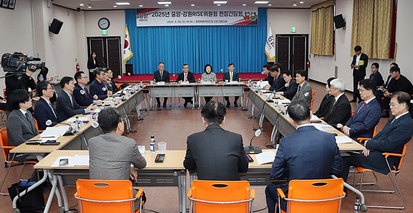 지난 26일 중앙라이즈위원회와 강원라이즈위원회 간 현장 간담회가 진행 중인 가운데, 김진태 강원지사(오른쪽 중간)가 발언하고 있다. (사진=강원라이즈센터) 