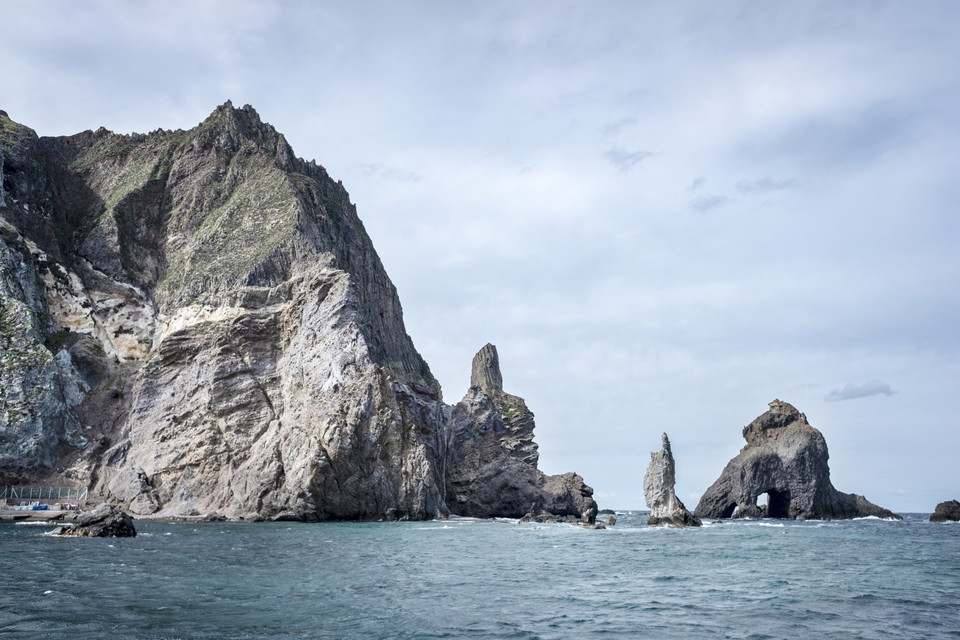 전국 17개 시·도교육감들이 25일 일본 문부과학성이 역사적 사실을 왜곡한 고등학교 교과서를 검정 통과시킨 데 대해 강한 분노를 표명하며 “왜곡된 역사적 사실을 즉각 시정하라”고 강력히 촉구했다. 사진은 독도 전경.  (사진=아이클릭아트)