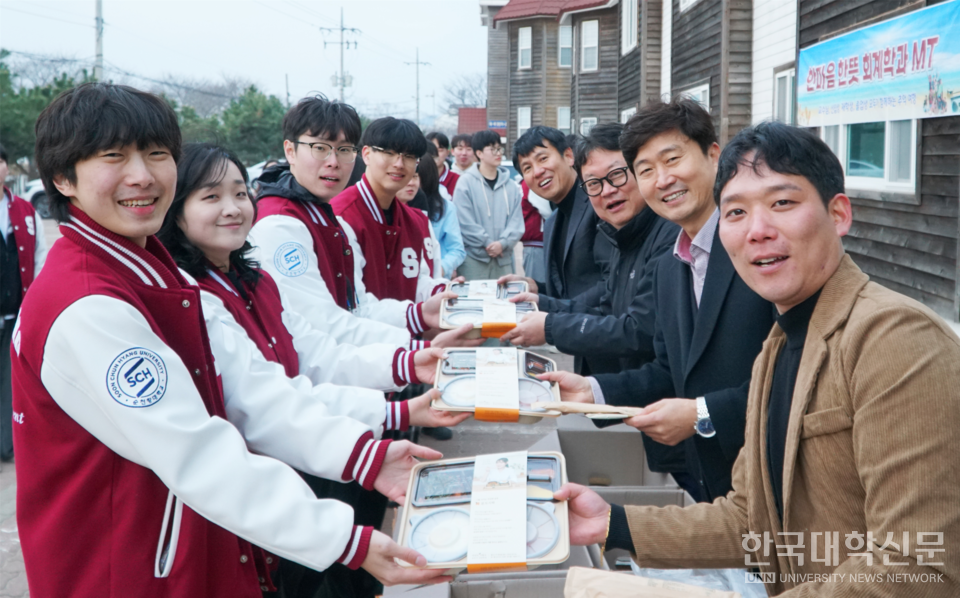 순천향대 회계학과는 최근 충남 태안군 원북면의 한 리조트에서 “2025학년도 ‘한마음 한뜻’ 회계학과 MT”행사를 진행한 가운데, 2일차 오후에 석박사과정 선배들이 방문해 1만원 상당 ‘후배사랑 도시락’ 나눔을 갖고 밝은 표정으로 배식하고 있다. (사진제공_순천향대)