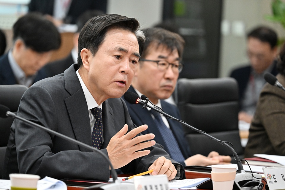 김태흠 충남도지사가 31일 열린 실국원장 회의에서 발언하고 있다. (사진=충남도)