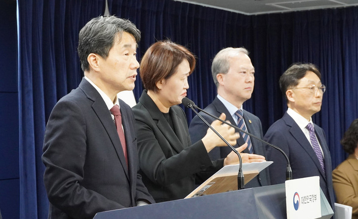 이주호 부총리 겸 교육부 장관이 7일 진행된 ‘학생 복귀 및 의대 교육 정상화 관련 발표’ 브리핑에서 3월까지 의대생 전원이 복귀한다는 조건으로 의대 총장‧학장들이 건의한 ‘2026학년도 의대 모집인원 3058명 동결’을 수용하기도 했다고 전하고 있다. (사진=한명섭 기자)